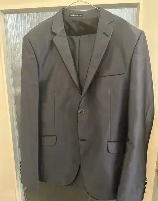 Elegantní tmavý pánský oblek