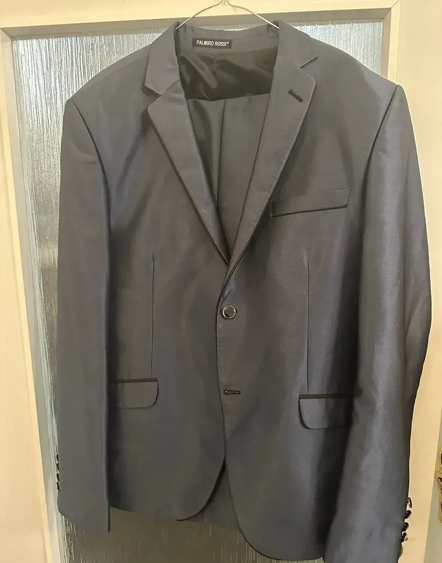 Elegantní tmavý pánský oblek