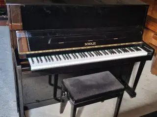 Černé piano Scholze 118 - Petrof z roku 2000
