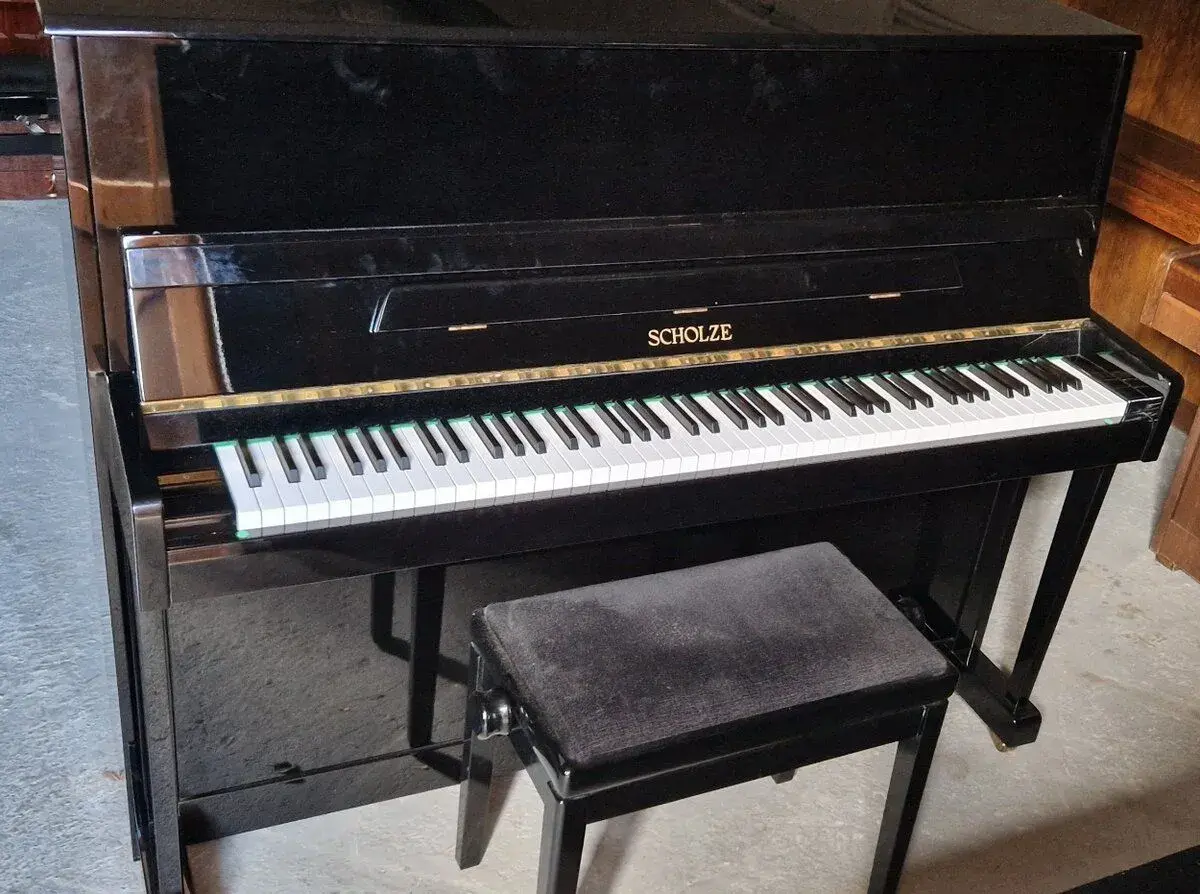 Černé piano Scholze 118 - Petrof z roku 2000