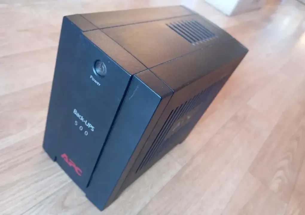 Záložní UPS zdroj APC Back-UPS 500VA