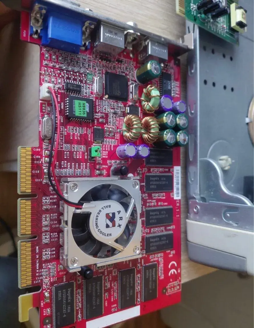 Retro grafická karta AGP (Hynix VRAM)