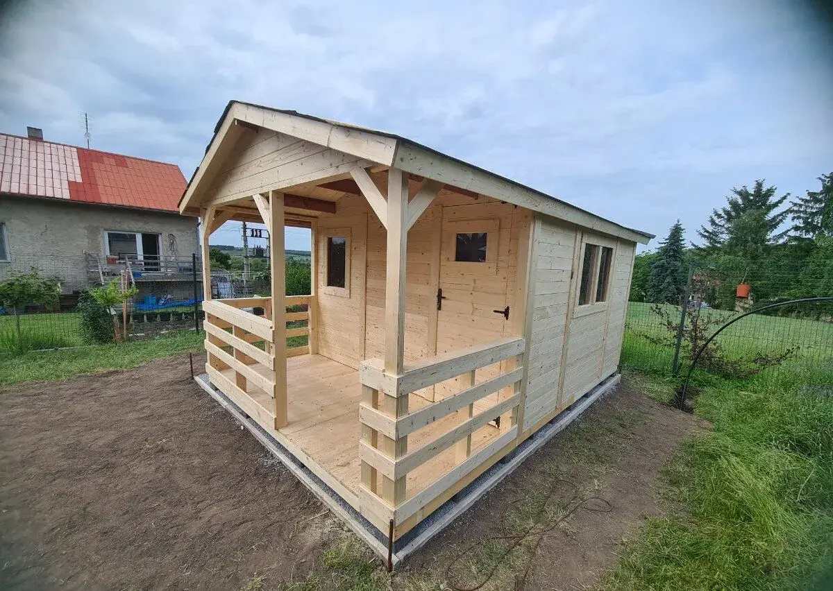 Dřevěná zahradní chatka s terasou 3,5x5 m, doprava zdarma
