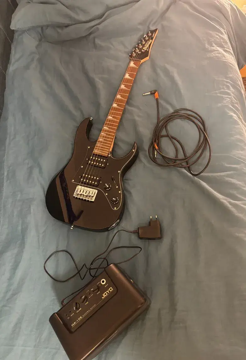 Elektrická kytara Ibanez Mikro + kombo JOYO + kabely