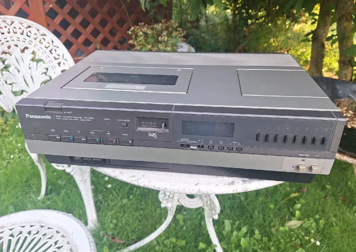 Retro videorekordér Panasonic NV-2000 (r. 1981)