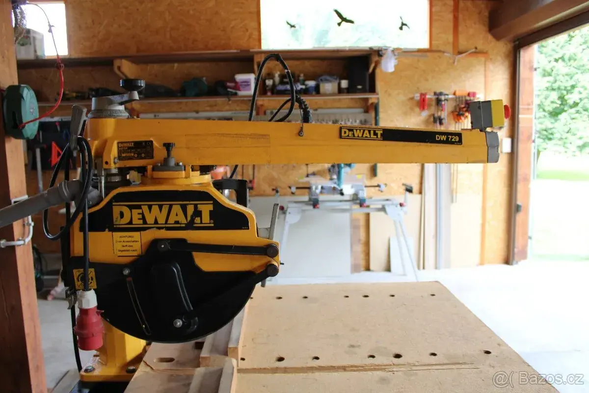 Pila s radiálním ramenem DeWALT DW729