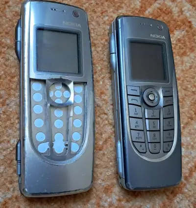 Starý telefon Nokia 9300 komunikátor