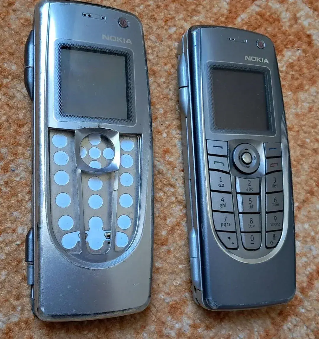 Starý telefon Nokia 9300 komunikátor