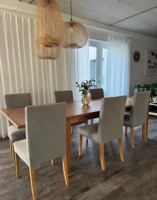 Jídelní stůl a šest židlí