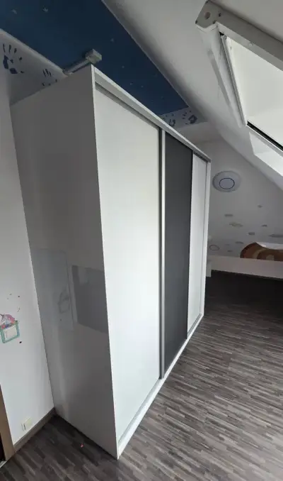 Vestavěná šatní skříň s posuvnými dveřmi