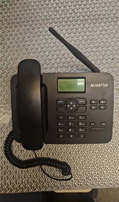 Stolní mobilni telefon se šňůrou na SIM kartu