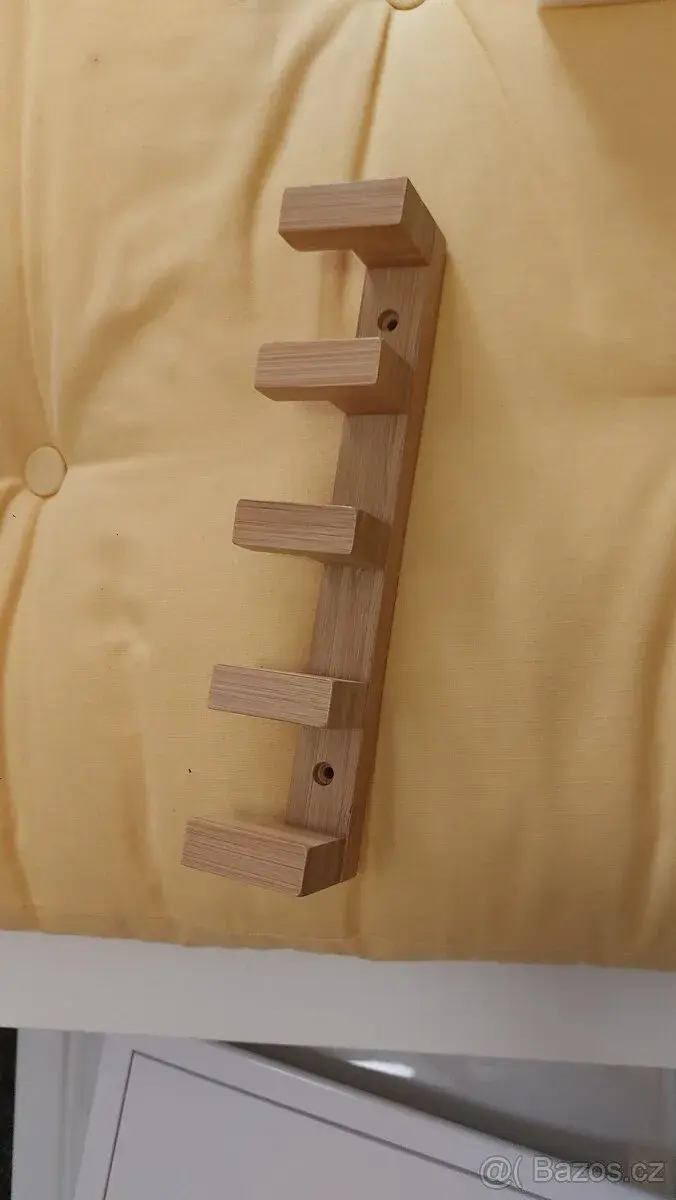 dřevěný nástěnný věšák s 5 háčky