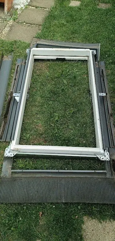 střešní okna Velux v pěkném stavu, Rozměr 130cm x 70 cm, GLL