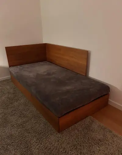 Postel s úložným prostorem