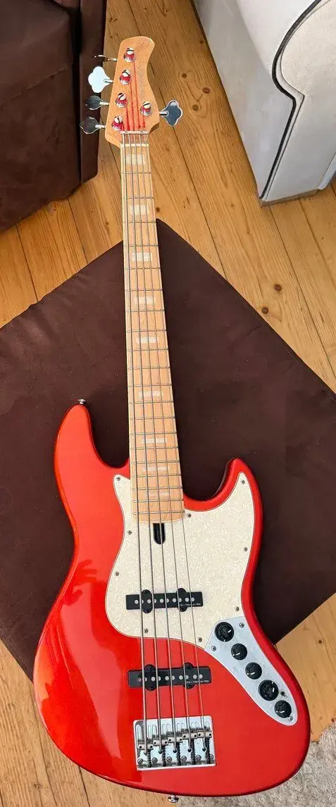 Baskytara Sire Marcus Miller 5 strunná