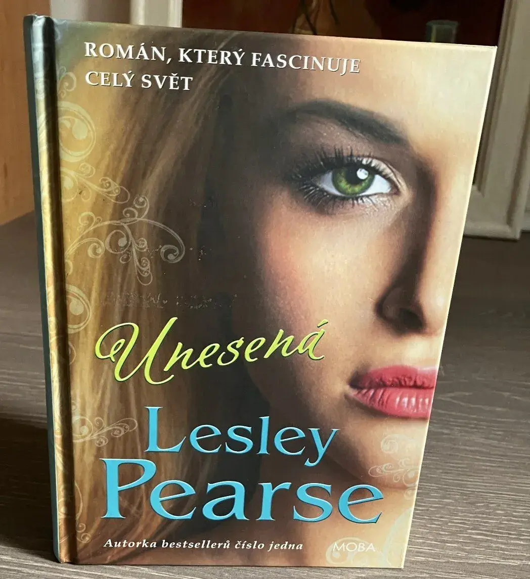 Unesená / Lesley Pearse