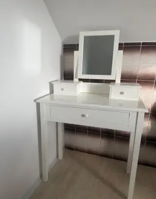 Toaletní stolek