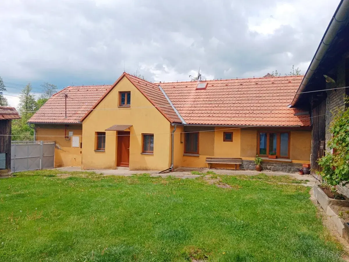 Zemědělská usedlost v obci Nerestce v blízkosti Orlické přeh
