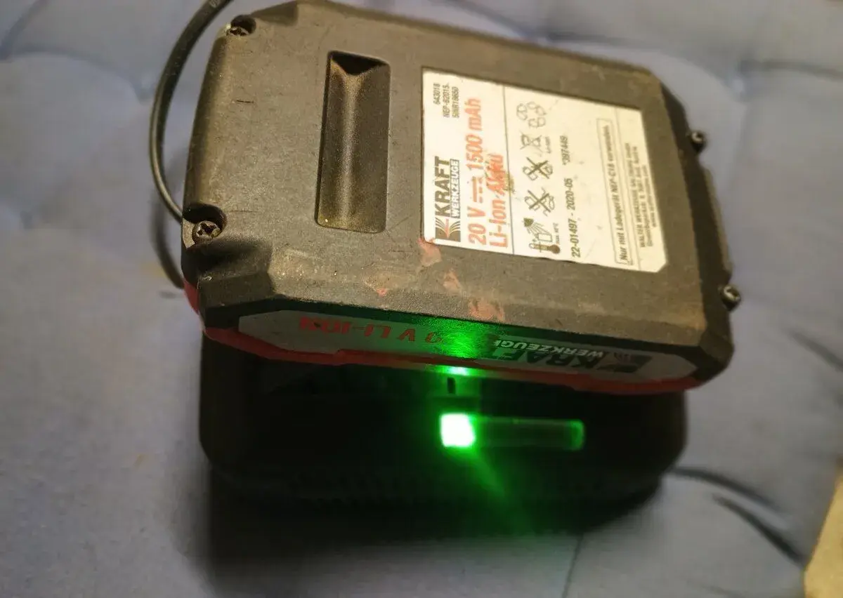 Nabíječka a zdroj Li-oN 20V , adaptér 230V/12V