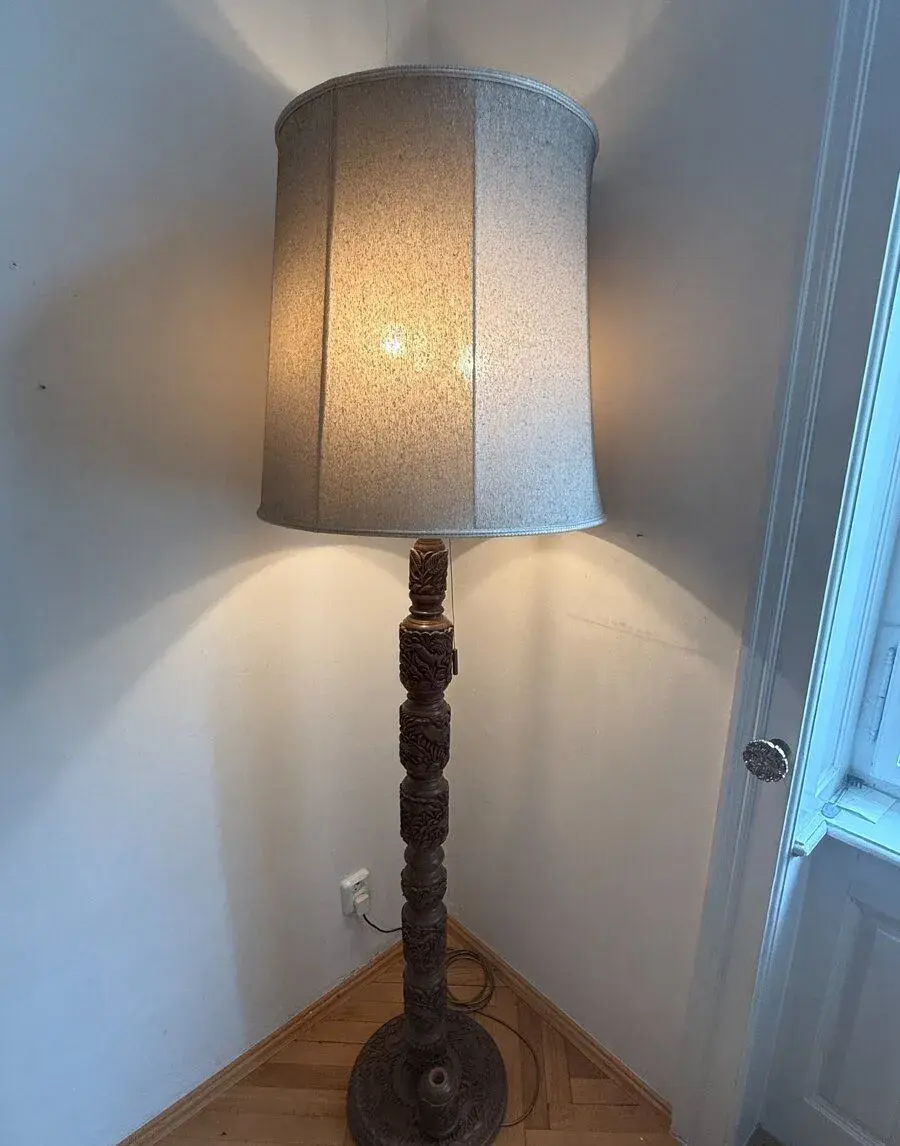 Stojací lampa s ručně vyřezávaným dřevěným sloupem
