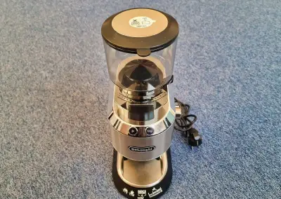Mlýnek na kávu De'Longhi KG 521.M