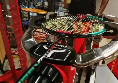 Vyplétání badmintonových raket na profi elektronickém stroji