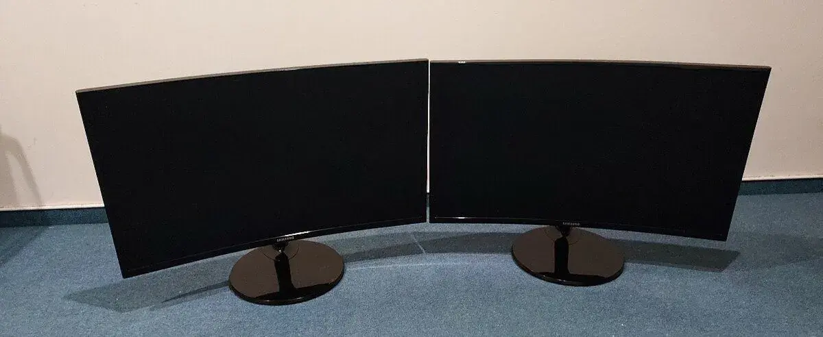 Prohnutý monitor 27" Samsung C27F390 (2ks)