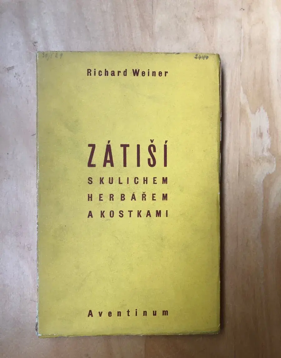 Richard Weiner: Zátiší s kulichem, herbářem a kostkami