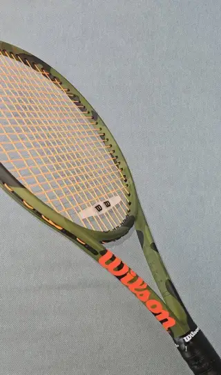 Limitovaná edice - Tenisová raketa Wilson Blade 98L CAMO L2