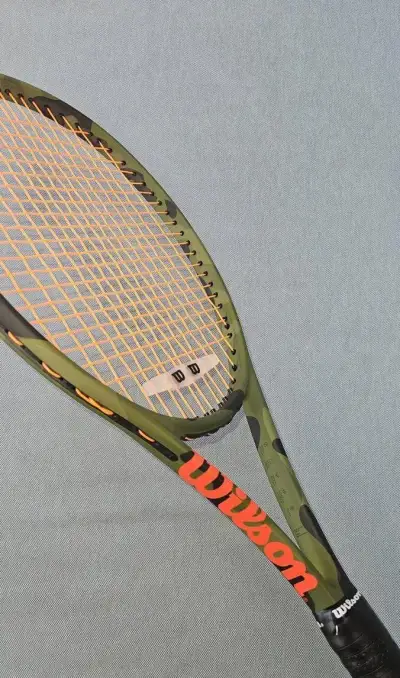 Limitovaná edice - Tenisová raketa Wilson Blade 98L CAMO L2