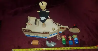 Dřevěná pirátská lodička s výbavou