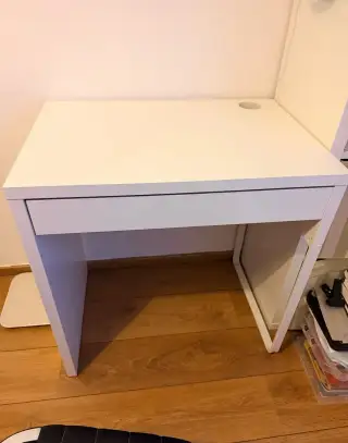 Stůl a křeslo za 1 000 Kč.