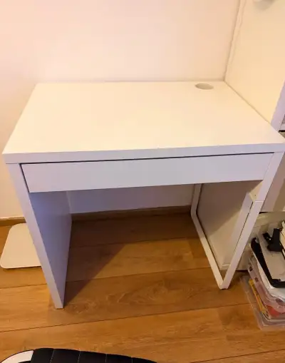 Stůl a křeslo za 1 000 Kč.