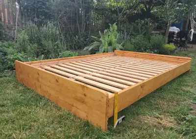 Masivní nízká postel 140 × 200 cm s roštem – jako nová