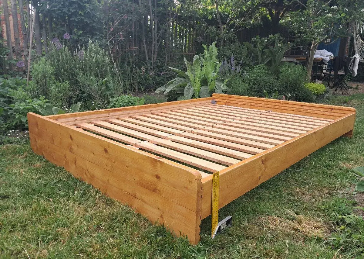 Masivní nízká postel 140 × 200 cm s roštem – jako nová