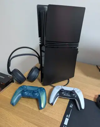 PlayStation 5 Pro - 4TB + 2x ovladač a další přístušenství