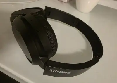 Bezdrátová Bluetooth sluchátka Philips TAH4205 (černá)