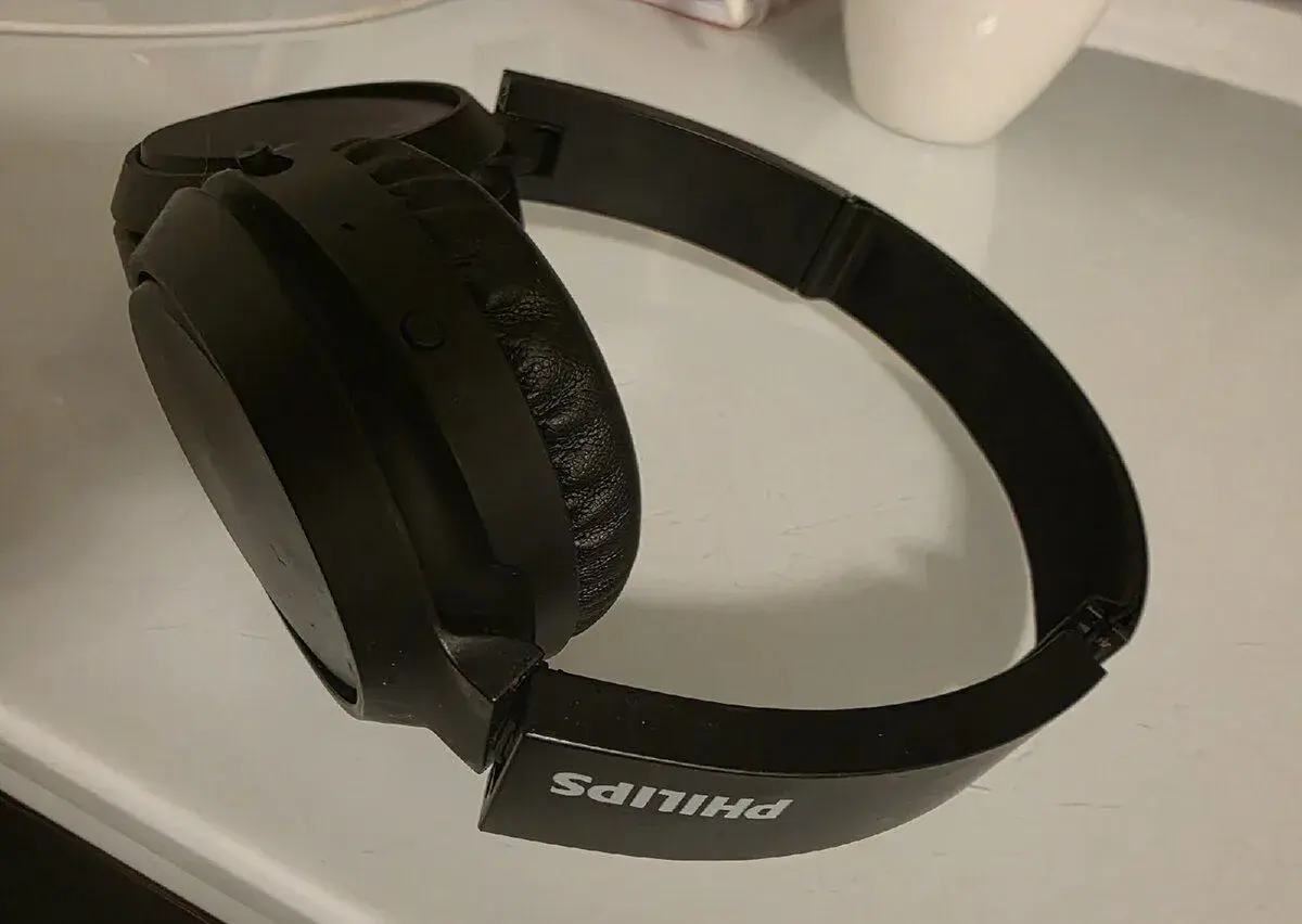 Bezdrátová Bluetooth sluchátka Philips TAH4205 (černá)
