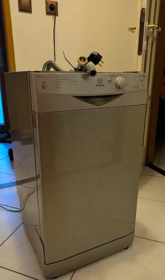 Myčka nádobí Indesit DSG 051 – na ND nebo opravu
