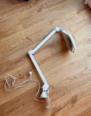 Stolní LED lampa s lupou