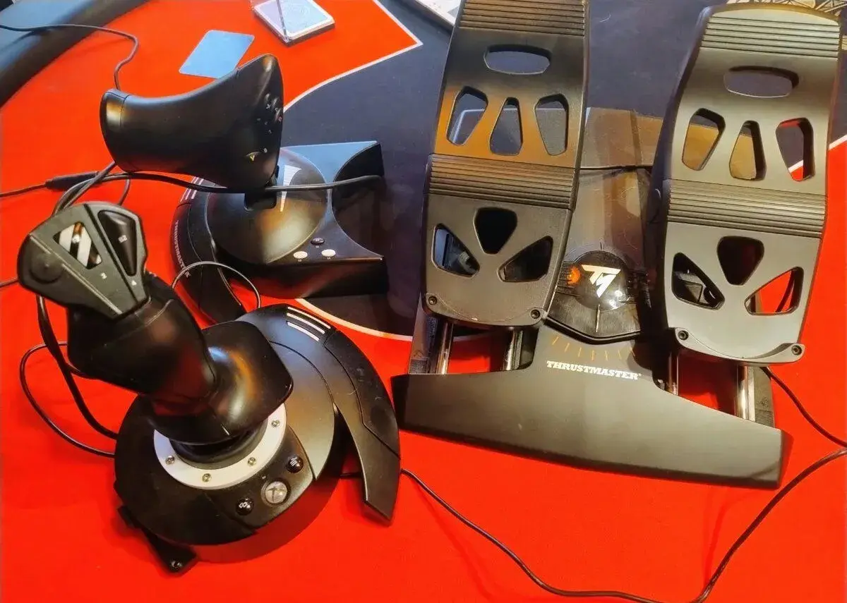 Joystick, plyn a pedály Thrustmaster
