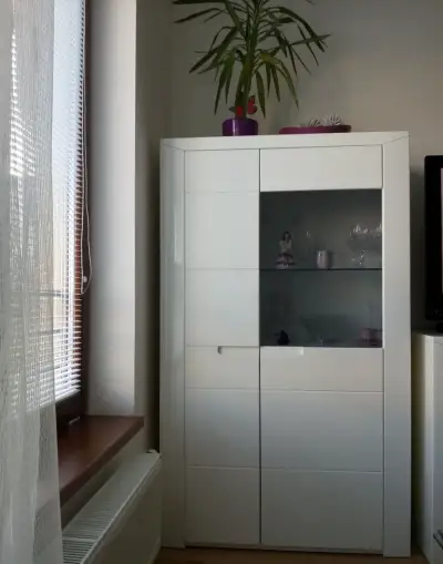 Komoda - vysoký lesk.