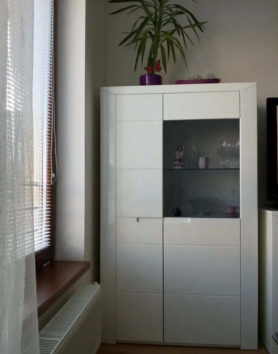 Komoda - vysoký lesk.