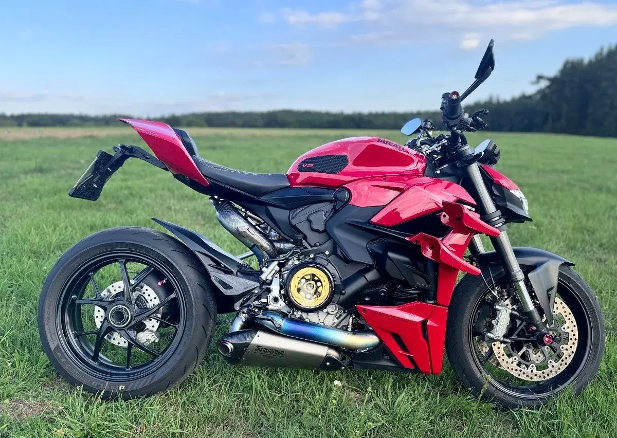 Ducati streetfighter V2