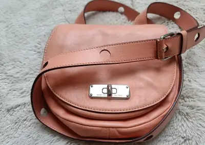 Kožená lososová kabelka Marc by Marc Jacobs