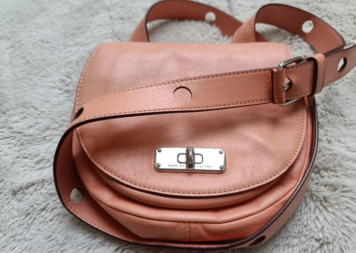 Kožená lososová kabelka Marc by Marc Jacobs