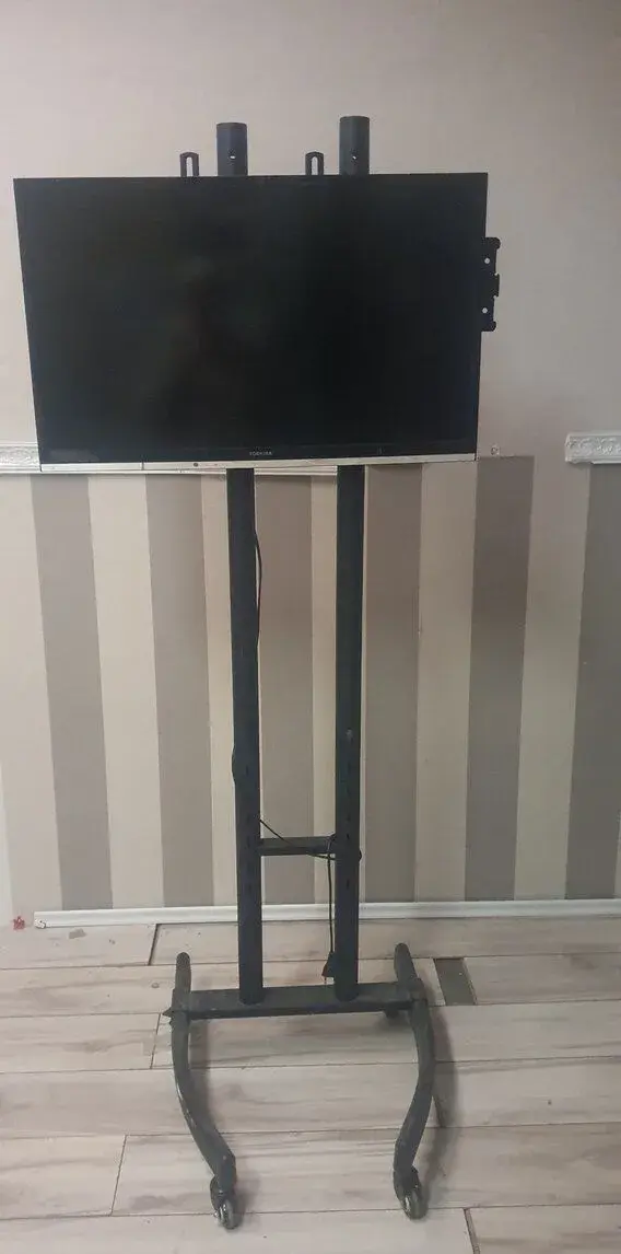 mobilní stojan na televizi na kolečkách prezentace vc tv