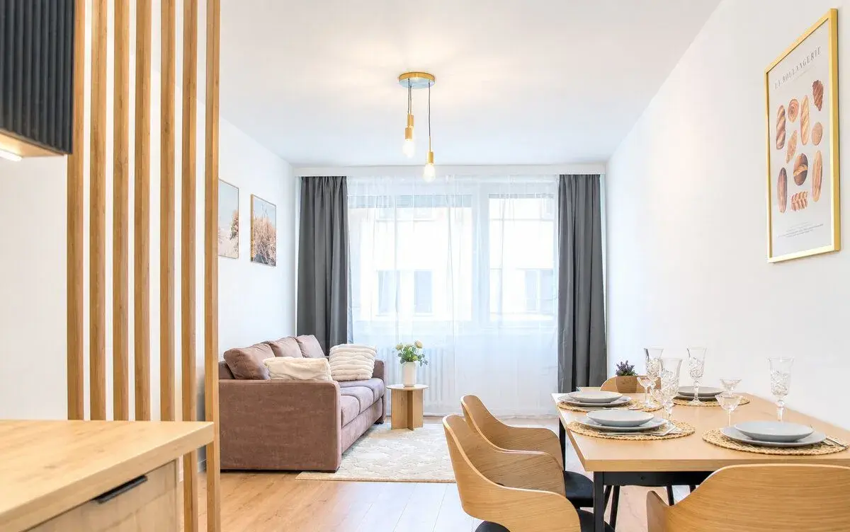 Pronájem světlého bytu 2+KK Strašnice, Královická ulice