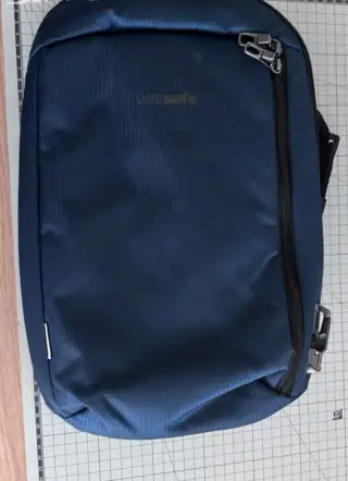 Batoh sling odolný proti krádeži Pacsafe Vibe 325