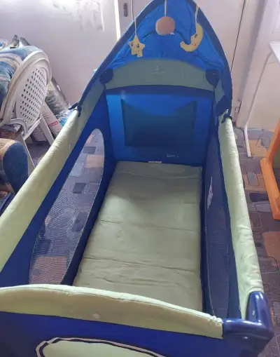 Cestovní postýlka s patrem a přebalovací podložka